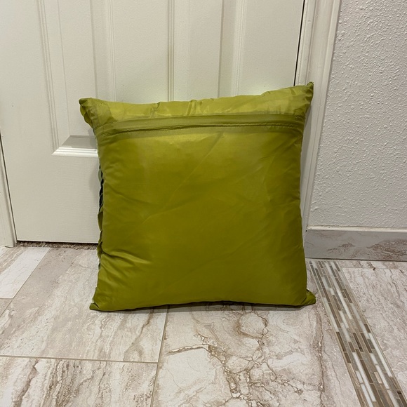 Pair of green wave ruffled pillows - Picture 4 of 9